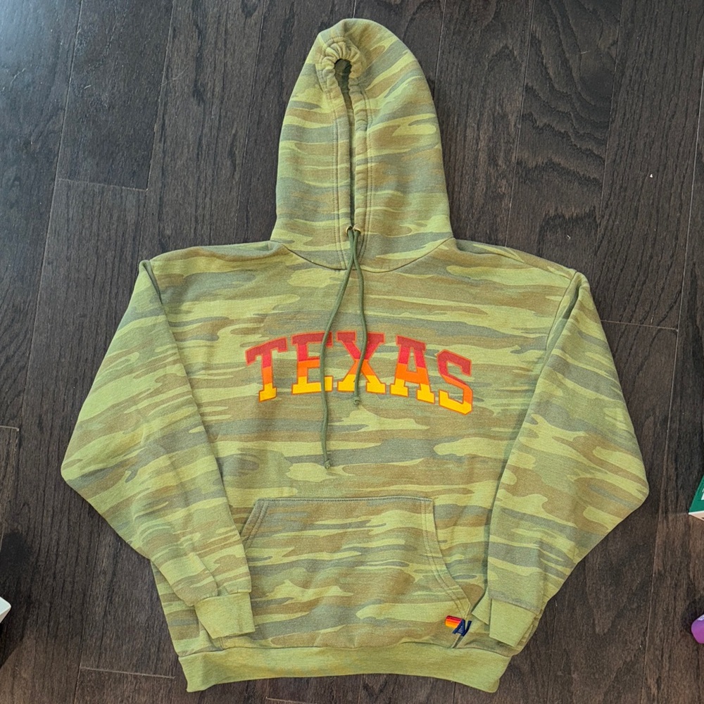 AVIATOR NATION UNIVERSITY OF TEXAS PULLOVER HOODIE RELAXED - CAMO. Medium